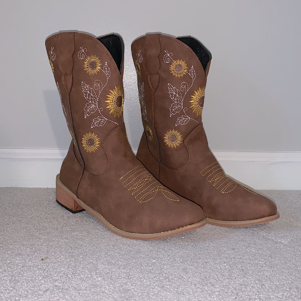 Floral embroidered faux leather cowgirl boots!🌻